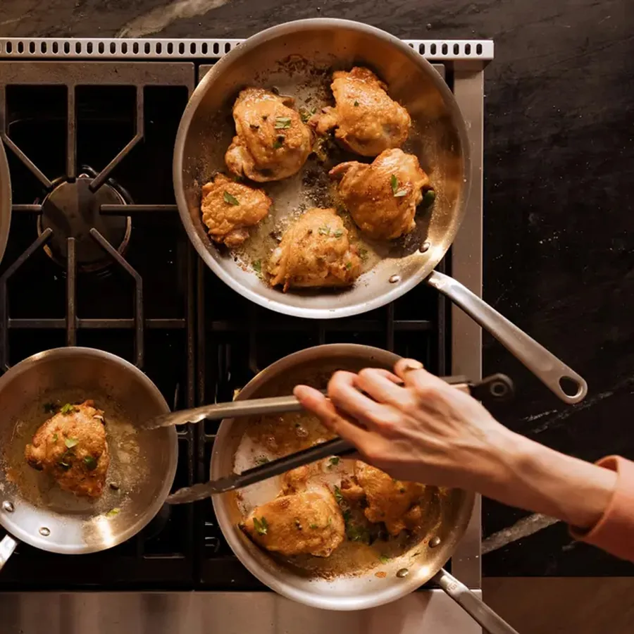 What bare metal does and a coating cannot: a real crust, and a bottom that turns into sauce.